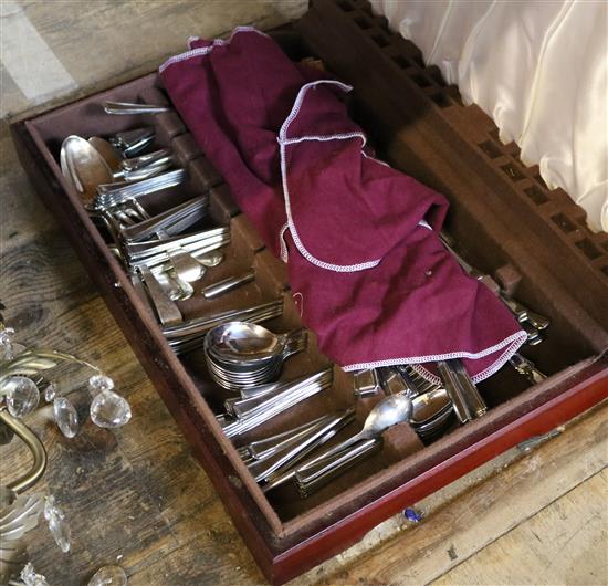 Cased canteen of plated cutlery